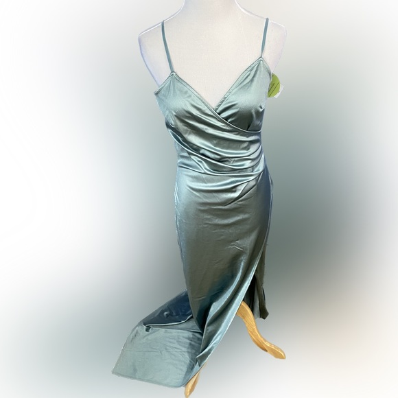 Windsor Dresses & Skirts - NWT Windsor Shiny Dress w Slit (M)